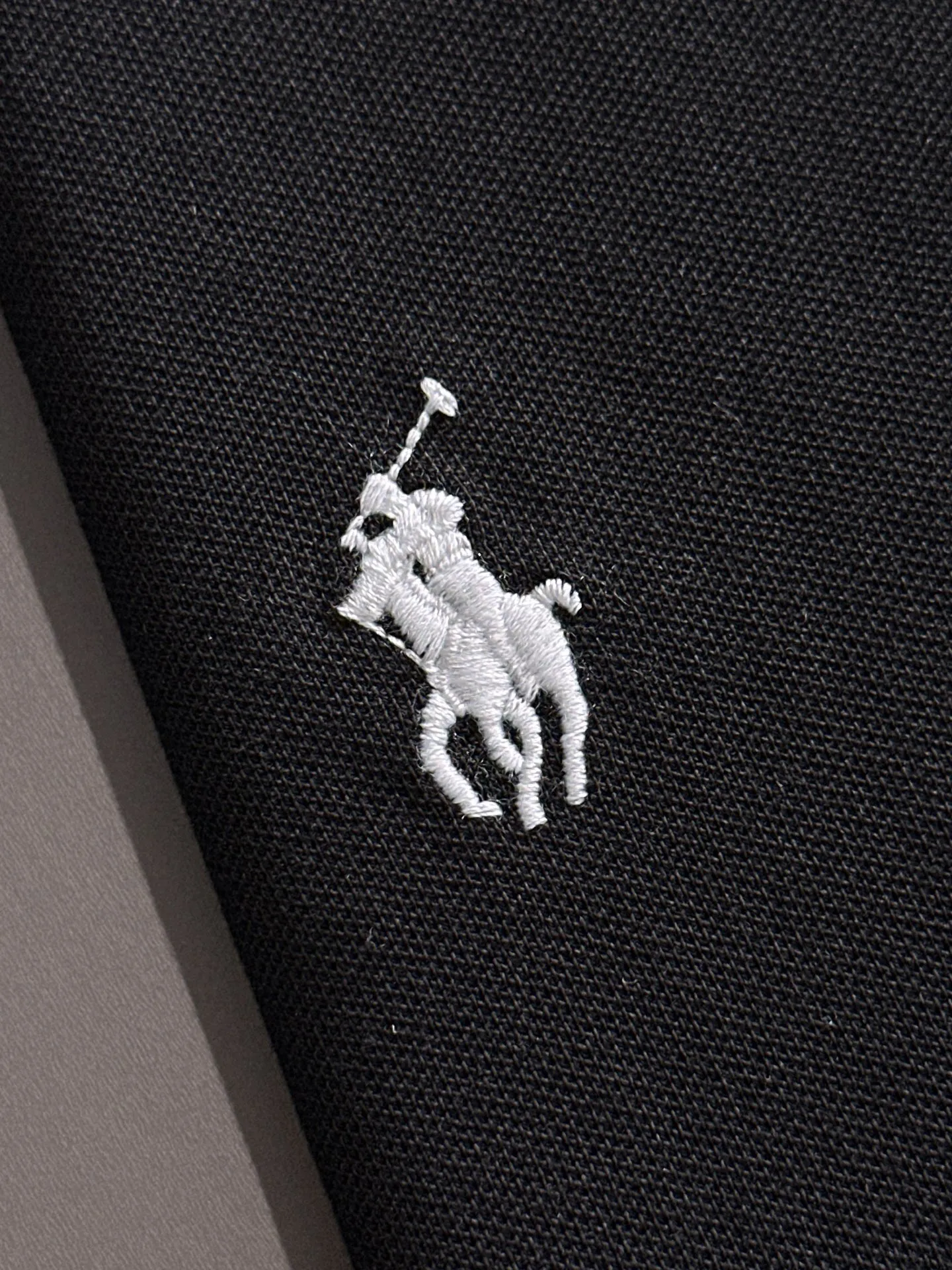 P190 Ralph Lauren/Ralph Lauren [High Quality] Distinguished from ordinary fabrics on the market, men's pure cotton, business casual solid color, short-sleeved T-shirt, lapel POLO shirt, men's summer essentials ✔ In a man's wardrobe, polo shirts must occupy an important place! When it comes to polo shirts made of pure cotton, Ralph Lauren is the perfect choice for comfort and quality ✔ The first choice for high quality! Classic basics that will never go out of style! Designed with classic solid colors, each color can easily match various occasions! Made of 240g pure cotton pique fabric, it is skin-friendly, comfortable and has good breathability, making summer wear refreshing and worry-free! The right shoulder style modifies the shoulder shape, enhances the style and temperament, and perfectly fits everyone's needs! Whether it is daily travel or business occasions, it is easy and versatile! The feeling of relaxation is even better. Everywhere you look, there are texture details! There are many colors to choose from, from stable dark colors to dynamic light colors, meeting the needs of different occasions! Exquisite workmanship, the improvement of one's own image is the pursuit of quality of life! , the details of the turning and wiring are also the original factory craftsmanship. Needless to say, the quality is after all, it is something from the original factory... If you like it, don’t miss it! For men, this type of short-sleeved Polo shirt is naturally indispensable!  All three standards are complete! Simple business casual essentials! Color: Black White Gray Royal Blue Size: M-2XL